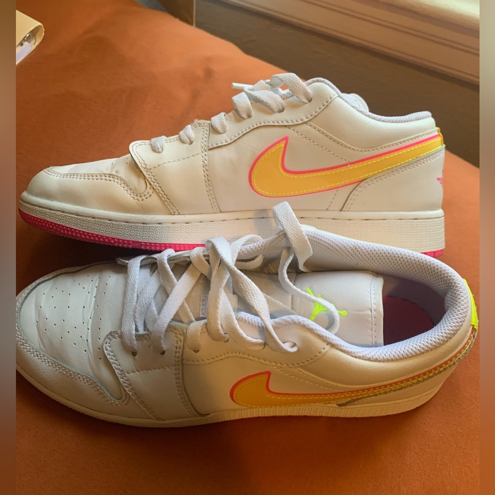 Nike Jordan’s Size 7Y/Women’s 8/8.5